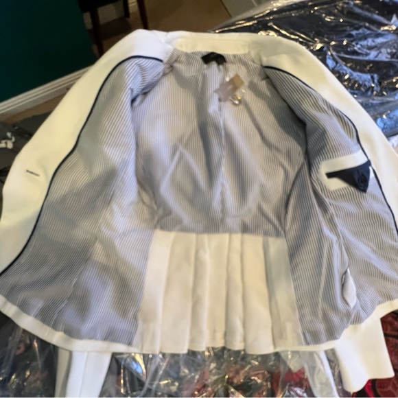 White Tailored Blazer with Notched Lapels and Fitted Silhouette - size 2T - Picture 5 of 6